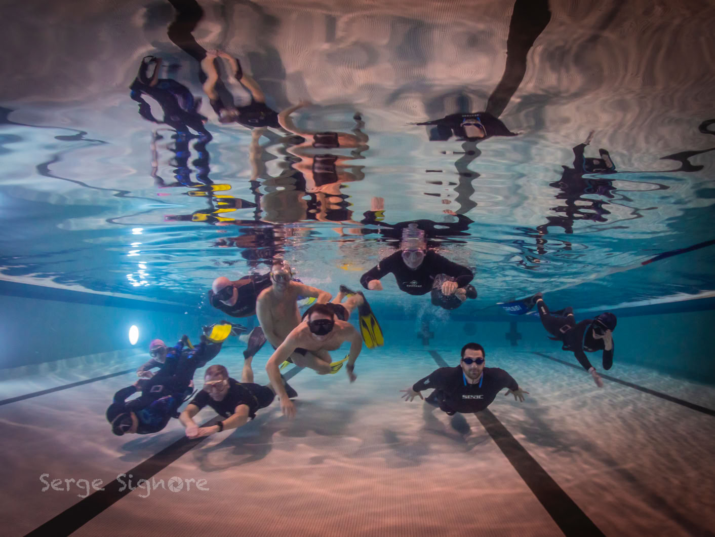 Groupe d'apnéistes en piscine
